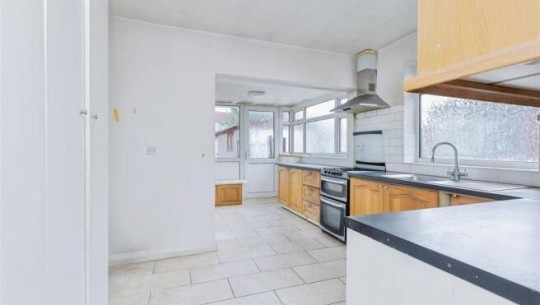 Property Auctions   38 College Road   kitchen