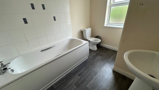 140 Crewe Street, Derby   bathroom