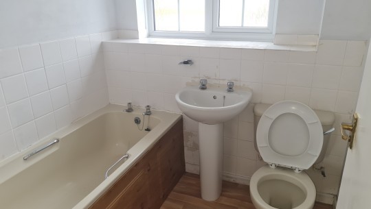 8 Crocus Drive, Aylesbury   bathroom