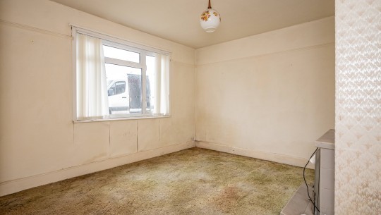 Property Auctions   20 Holly Road   green carpet