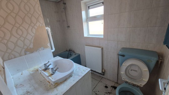 Property Auctions   35 Arkwright Road   bathroom