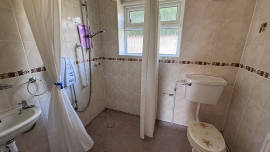 Property Auctions   September 2025   39 Harris Crescent   bathroom