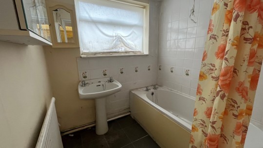 BTGEPA   328 Victoria Park Road, Leicester LE2 1XF   bathroom