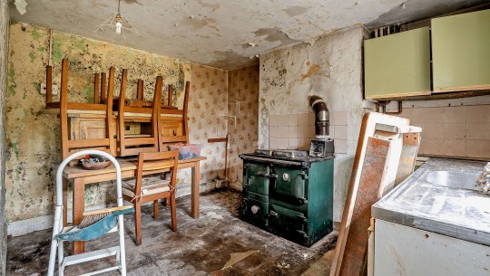 BTGEPA   Laurels, Kencot, Lechlade, Oxfordshire GL7 3QT   kitchen