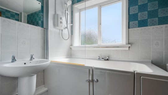 BTGEPA   111 Birchover Road, Nottingham NG8 4BW   bathroom