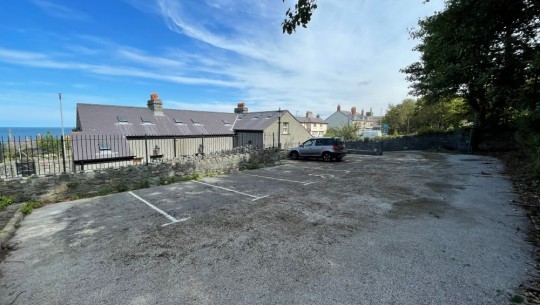 New York Cottages   car park