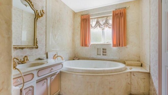 Property Auctions   37 Magnolia Dene   bathroom