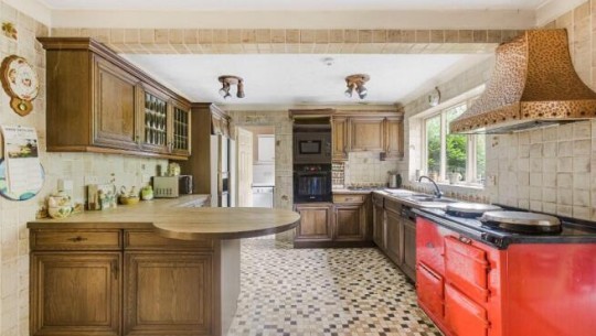 Property Auctions   37 Magnolia Dene   kitchen