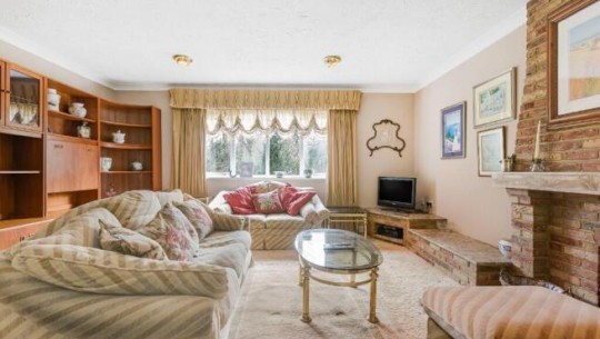 Property Auctions   37 Magnolia Dene   lounge