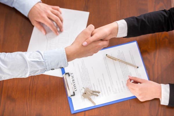 handshake of a real estate agent 