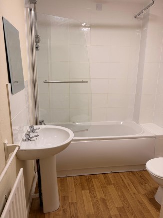 40 High St Navenby Bathroom