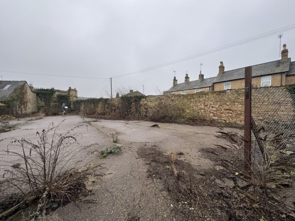 d204c15f e835 4f27 9d4a e0631655e876_web