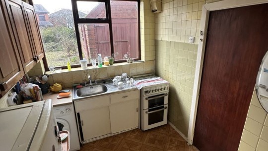 Property Auctions   130 Kings Road   kitchen