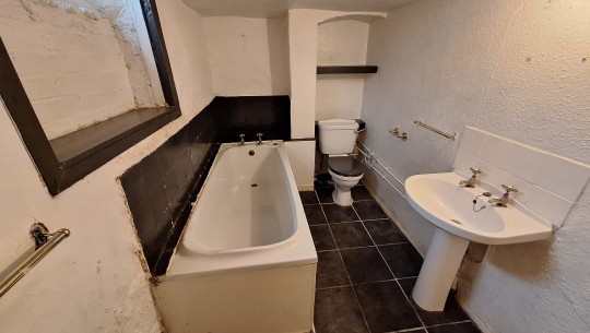 12 High Street Bradwell   bathroom