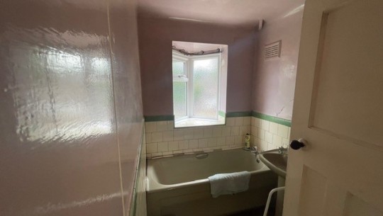 93 Millfield Road   bathroom