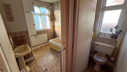 24 Abbots Road South   bathroom