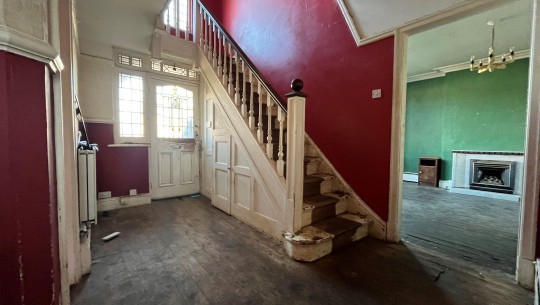 24 Abbots Road South   hallway