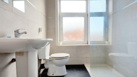 27 Cyril Avenue   bathroom