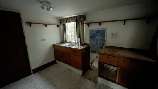 Malt Kiln Cottage   sink