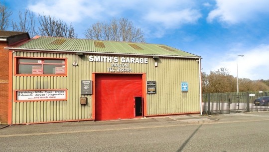 Smith's Garage   external