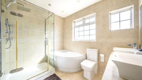 697 Sidcup Road, London SE9 3AQ   bathroom