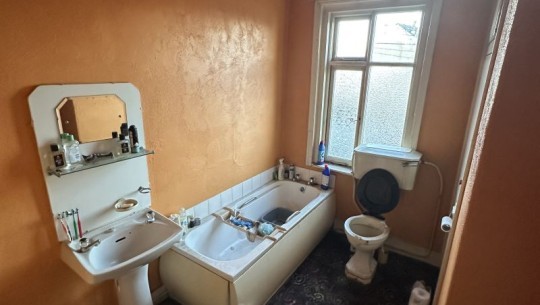 94B Ainsworth Road   bathroom