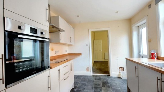 27 Cyril Avenue   kitchen