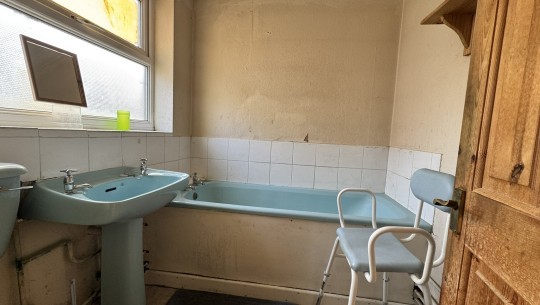 14 Esdelle Street   bathroom