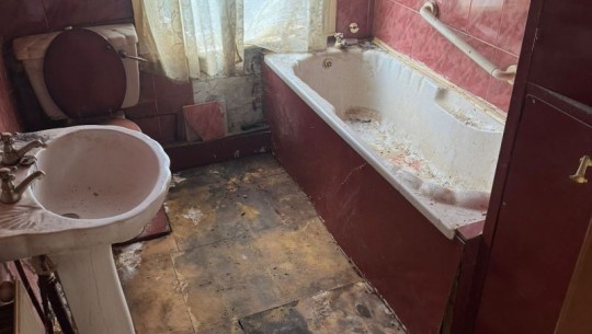 Compton Avenue   bathroom