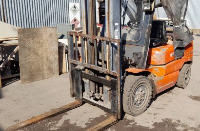 SHORT NOTICE SALE – Heli HFD30 (H2000 Series) Diesel Forklift Truck (2006) & Tipping Skips (Collection 31 March ONLY)